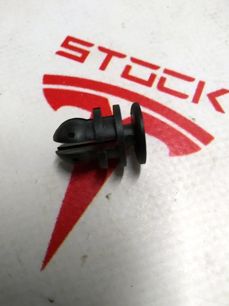22 Clip de fixare compartiment motor plastic 8X2.5 Tesla Model S REST, Model X 1038222-00-A